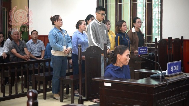 Bị cáo Trần Thị Tạo (ngồi trên ghế) tại phiên tòa sơ thẩm