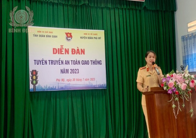 can bo csgt ca huyen phu my tuyen truyen ve atgt cho dvtn xa my quang 640x452