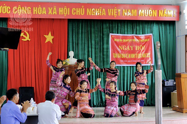 2 van nghe chao mung