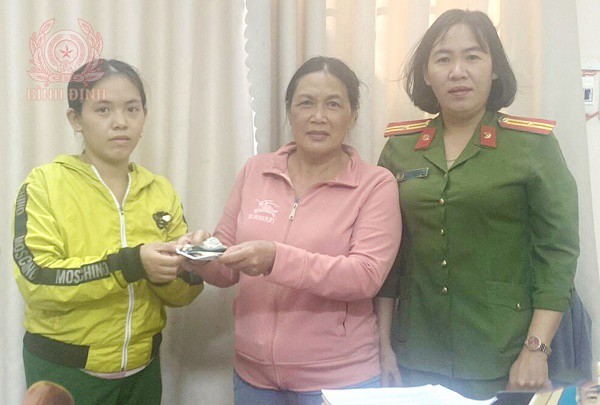 Bà Đoàn Thị Dung (ở giữa) trao lại tài sản cho chị Quy