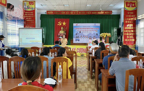 Cán bộ CSGT tuyên truyền pháp luật về ATGT cho người dân xã Mỹ Thắng