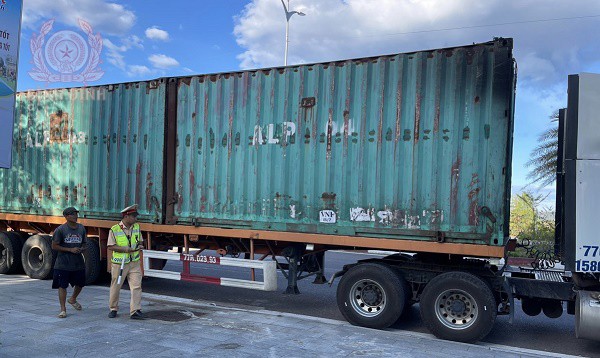 csgt kiem tra phuong tien xe container tren tuyen ql19 doan qua duong vo nguyen giap tp quy nhon co ban tai xe dn deu tuan thu cac quy dinh dam bao atgt