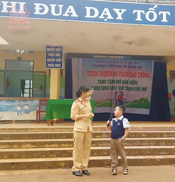 Công an thị xã An Nhơn tuyên truyền pháp luật về trật tự an toàn giao thông, tặng mũ bảo hiểm cho học sinh.