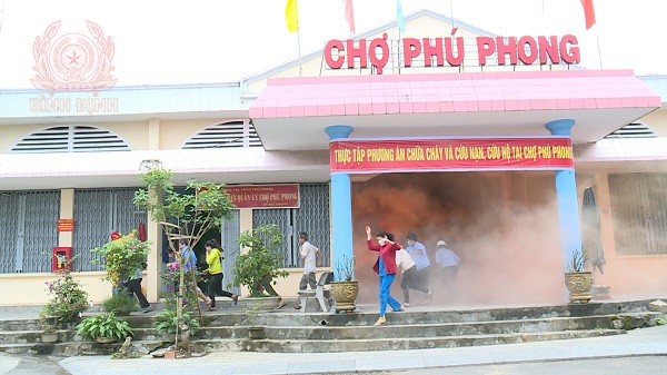 nguoi dan bo chay sau khi nghe chuong bao dong bao chay