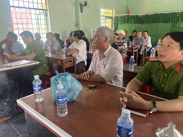 Công an phường Đập Đá, thị xã An Nhơn tuyên truyền phổ biến pháp luật về an ninh, trật tự.