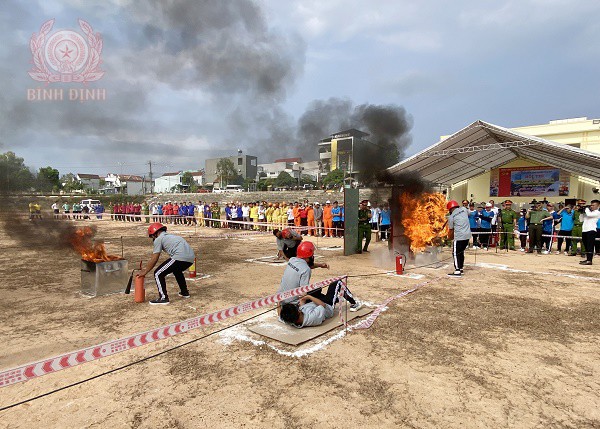 cac thi sinh dung binh chua chay dap tat lua cuu nguoi b nan