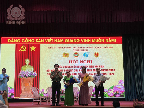 dai ta ngo cu vinh pho giam doc cong an tinh tang hoa chuc mung cac dai bieu tham du giao luu dien hinh