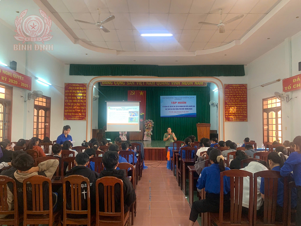 Công an huyện Phù Mỹ tuyên truyền về kỹ năng số, bảo vệ dữ liệu cá nhân cho đoàn viên, thanh niên xã Mỹ Thành khi tham gia hoạt động trên môi trường mạng