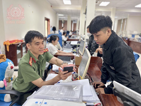 CBCS Công an hướng dẫn người dân thực hiện thủ tục cấp Phiếu lý lịch tư pháp