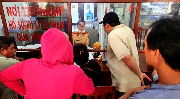 Nhiều người vi phạm giao thông đến nộp phạt để đủ điều kiện thực hiện các thủ tục đăng ký mới phương tiện