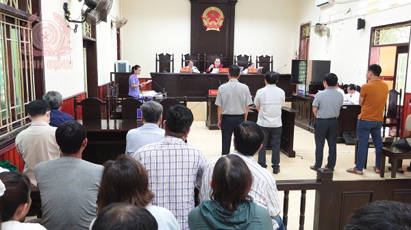 Quang cảnh phiên tòa