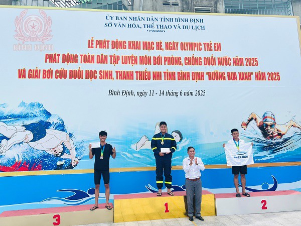 Đồng chí Trương Hoàng nhận huy chương từ Ban Tổ chức.