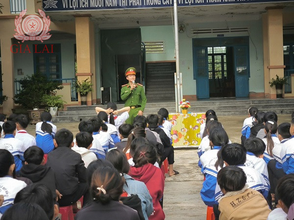 Công an xã Kông Chro, tỉnh Gia Lai tổ chức tuyên truyền phòng, chống bạo lực học đường và trật tự, an toàn giao thông.