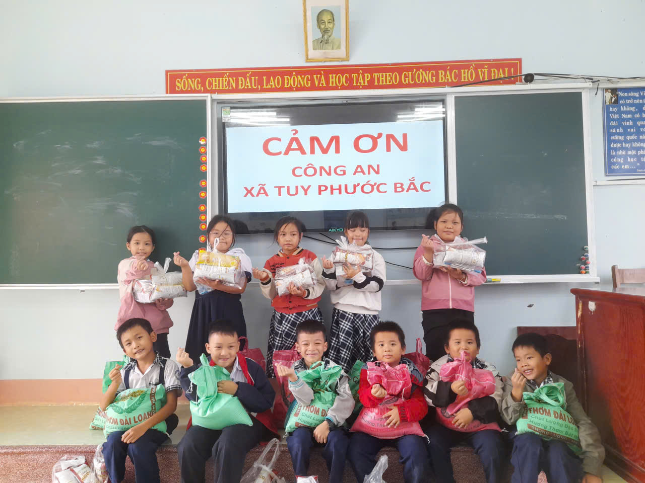 1 phoi hop nha truong trao qua cho cac em hoc sinh