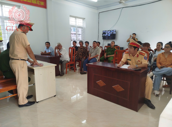 Phòng CSGT tuyên truyền pháp luật cho chủ doanh nghiệp kinh doanh vận tải và tài xế lái xe ô tô