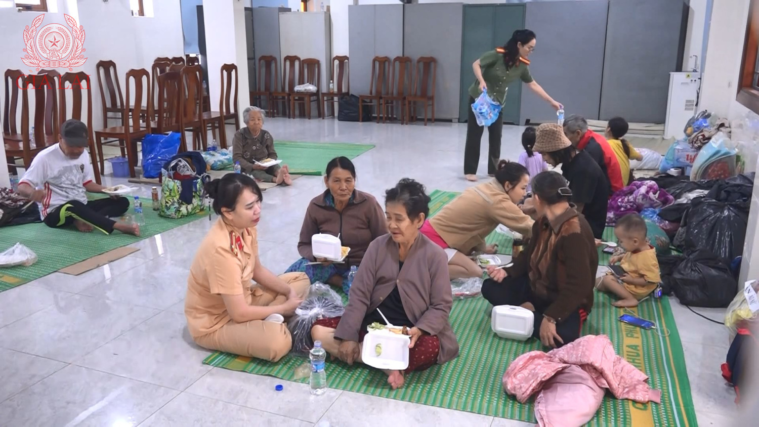 cbcs cong an cham lo cho ba con nhan o noi tru tam tai tru so phong csgt cong an tinh