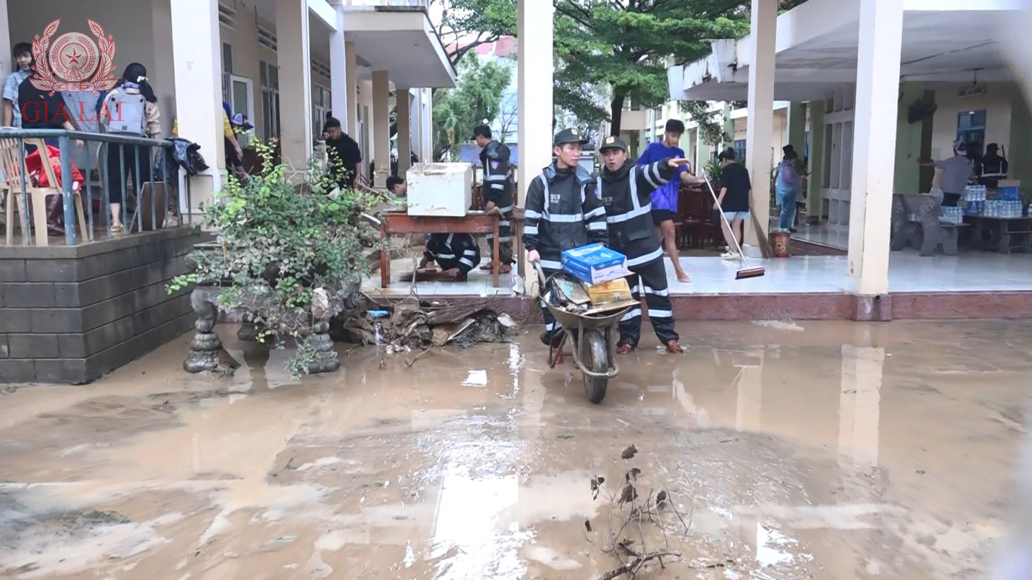 luc luong cong an ho tro don ve sinh truong hoc bi thiet hai do mua lu mpg snapshot 02 50 286