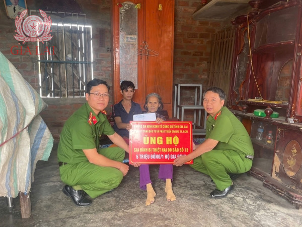 Công an phường An Nhơn tiếp tục phát huy tinh thần trách nhiệm trong công tác hỗ trợ, khắc phục hậu quả sau thiên tai.