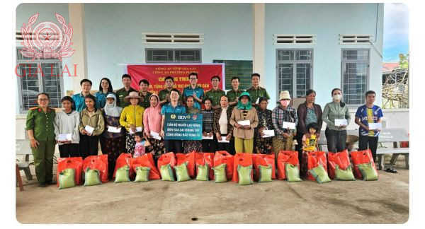 Công an phường Pleiku và BIDV Gia Lai tặng quà hỗ trợ người dân vùng lũ.